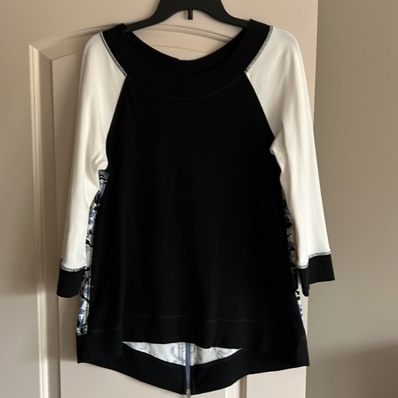 Chico’s Zenergy Floral Back Zipper Top - Picture 11 of 11